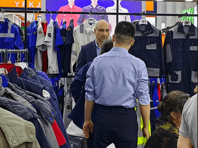 British-customers-come-to-Haiyuan-factory