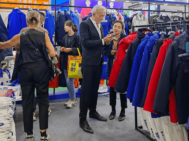 Canadian-customers-come-to-Haiyuan-factory