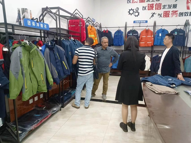 Customers from Türkiye come to the factory