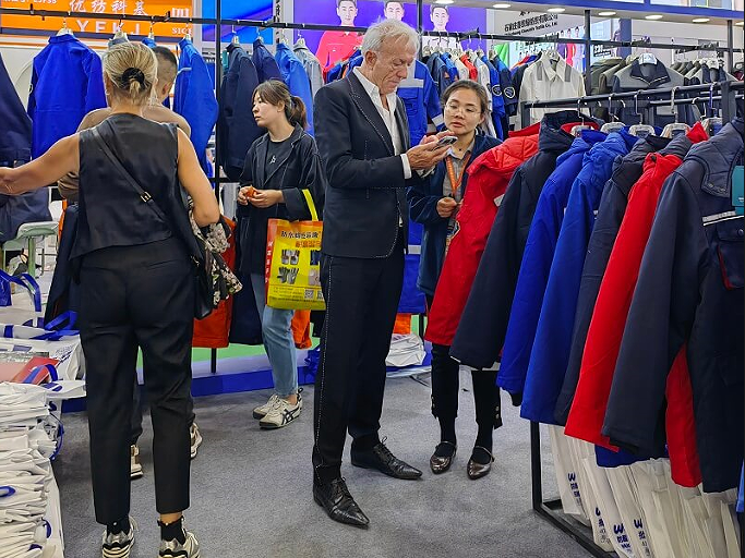 Canadian-customers-come-to-Haiyuan-factory